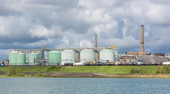 霍恩冶炼厂可处理多种原料，包括含铜及贵金属的电子材料-嘉能可科技有限公司